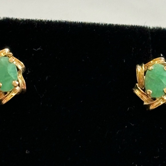 Solid 10k gold emerald stud earrings - Picture 9 of 11